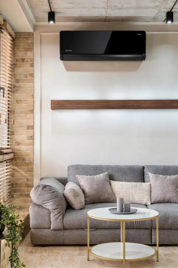 Klimatyzator Rotenso Versu Mirror x zamontowany w nowoczesnym eleganckim mieszkaniu