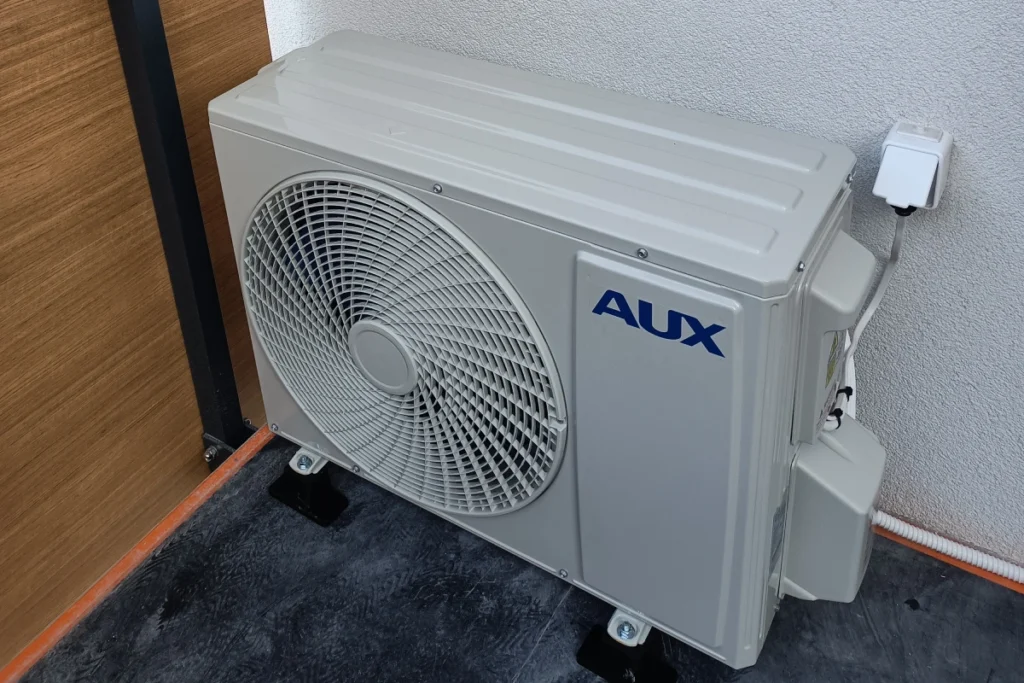 Jednostka zewnętrzna klimatyzacji Pysznica umieszczona na balkonie