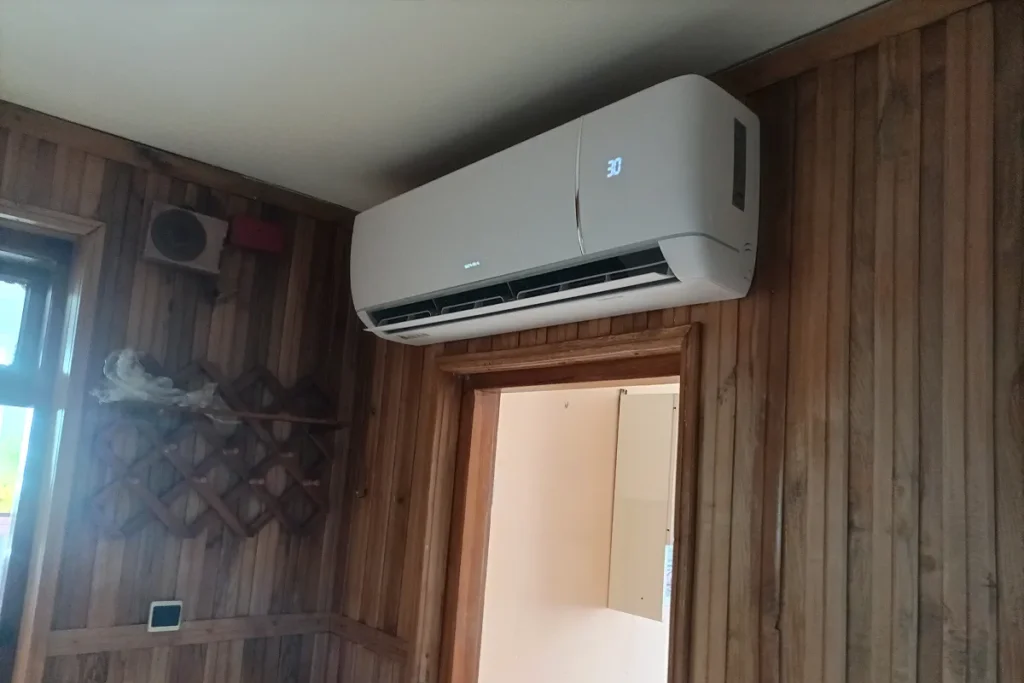 Klimatyzacja Pysznica zamontowana na drewnianej wewnętrznej ścianie domu