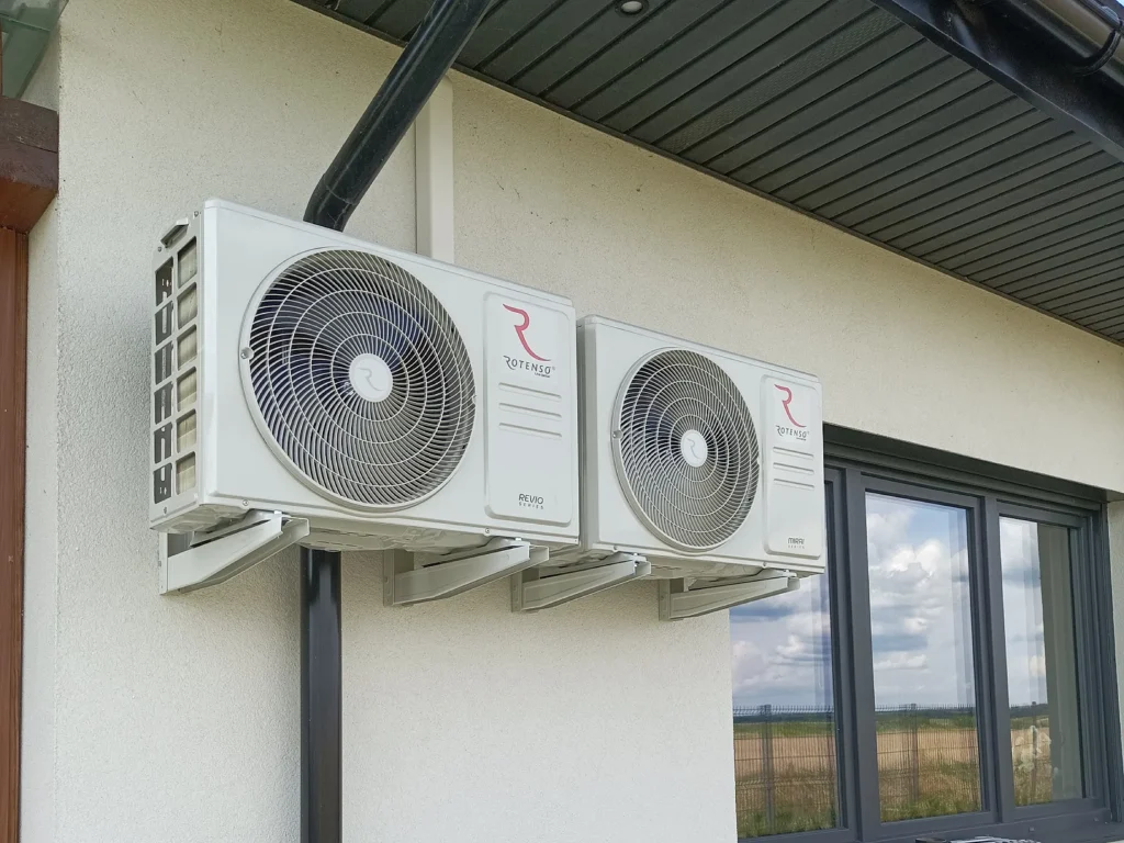 Jednostki zewnętrzne klimatyzacji Rzeszów zamontowane na elewacji budynku