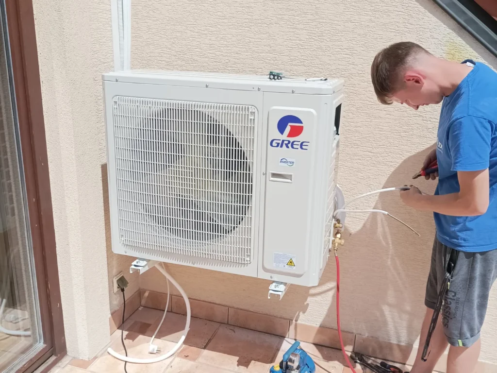 Jednostka zewnętrzna klimatyzacji Tarnobrzeg montowana na elewacji budynku przez instalatora