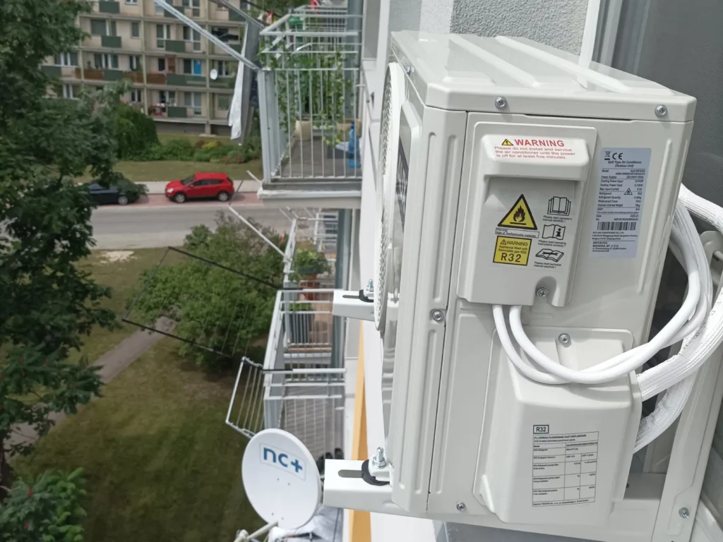 Jednostka zewnętrzna klimatyzacji Zamość zamontowana na elewacji budynku wielorodzinnego