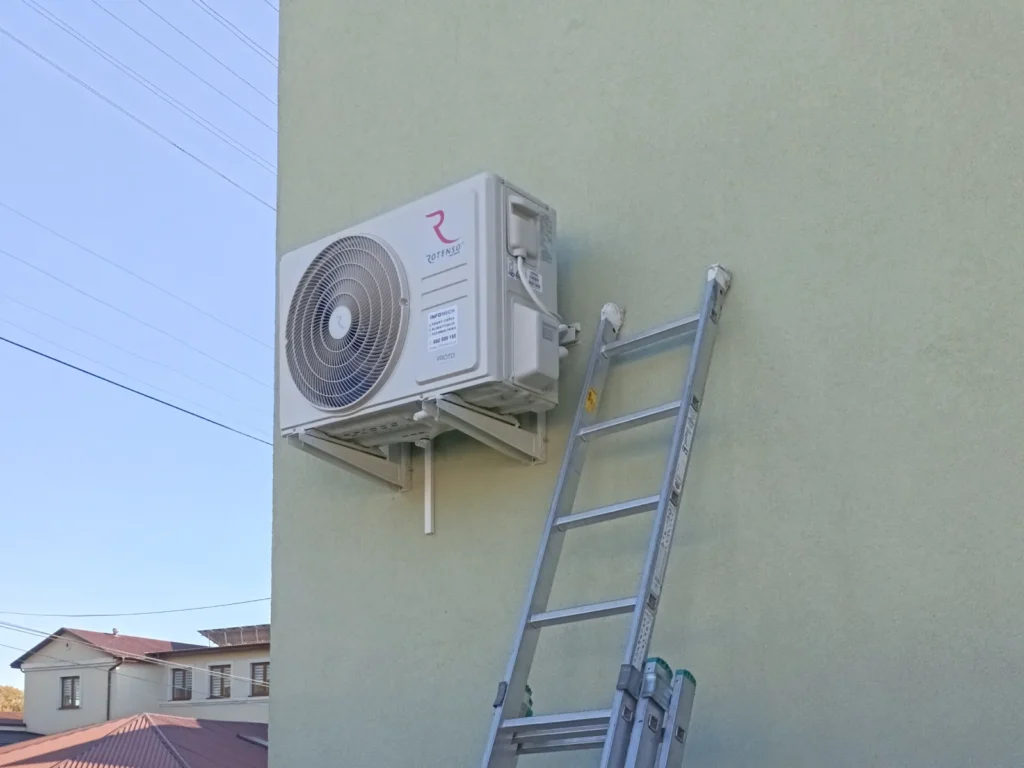 Jednostka zewnętrzna klimatyzacji Zwierzyniec umieszczona na elewacji budynku