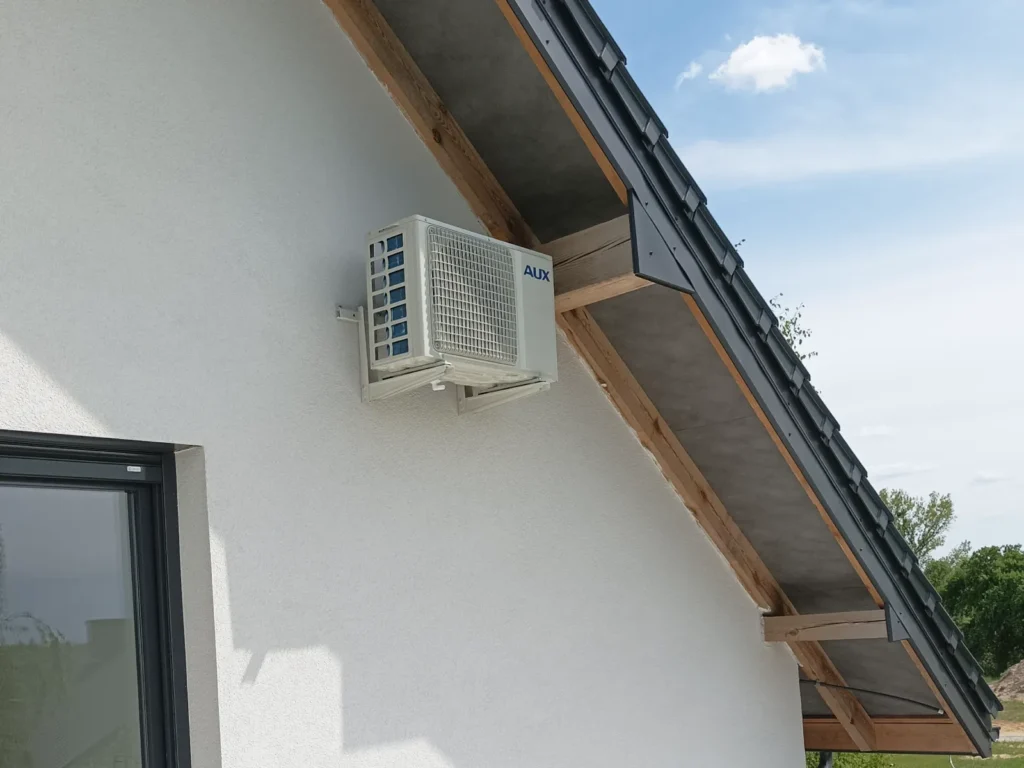 Jednostka zewnętrzna klimatyzacji Leżajsk umieszczona na elewacji budynku