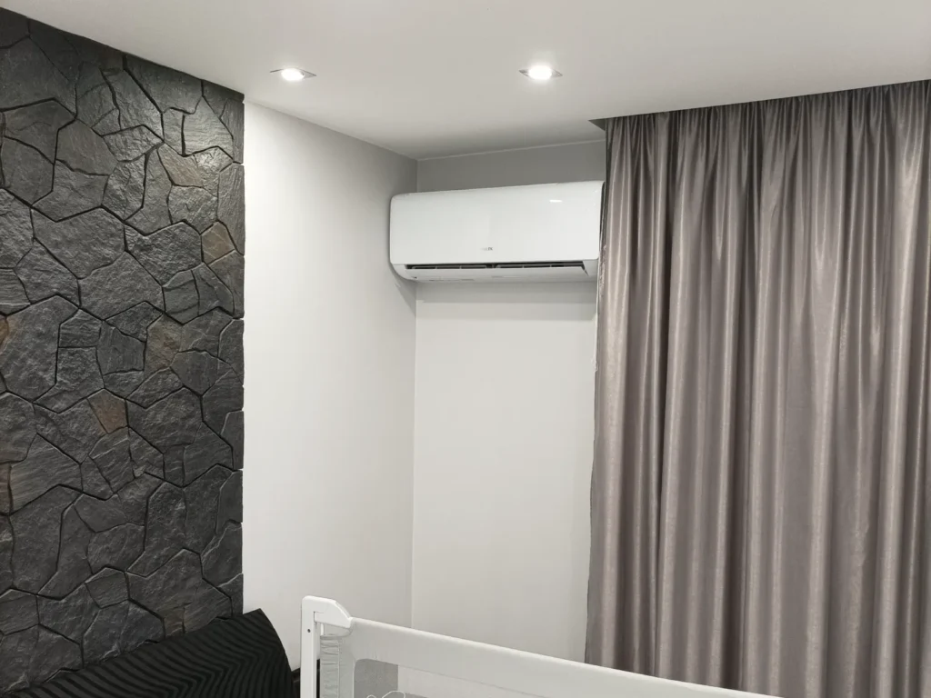 Klimatyzacja Sandomierz umieszczona w sypialni