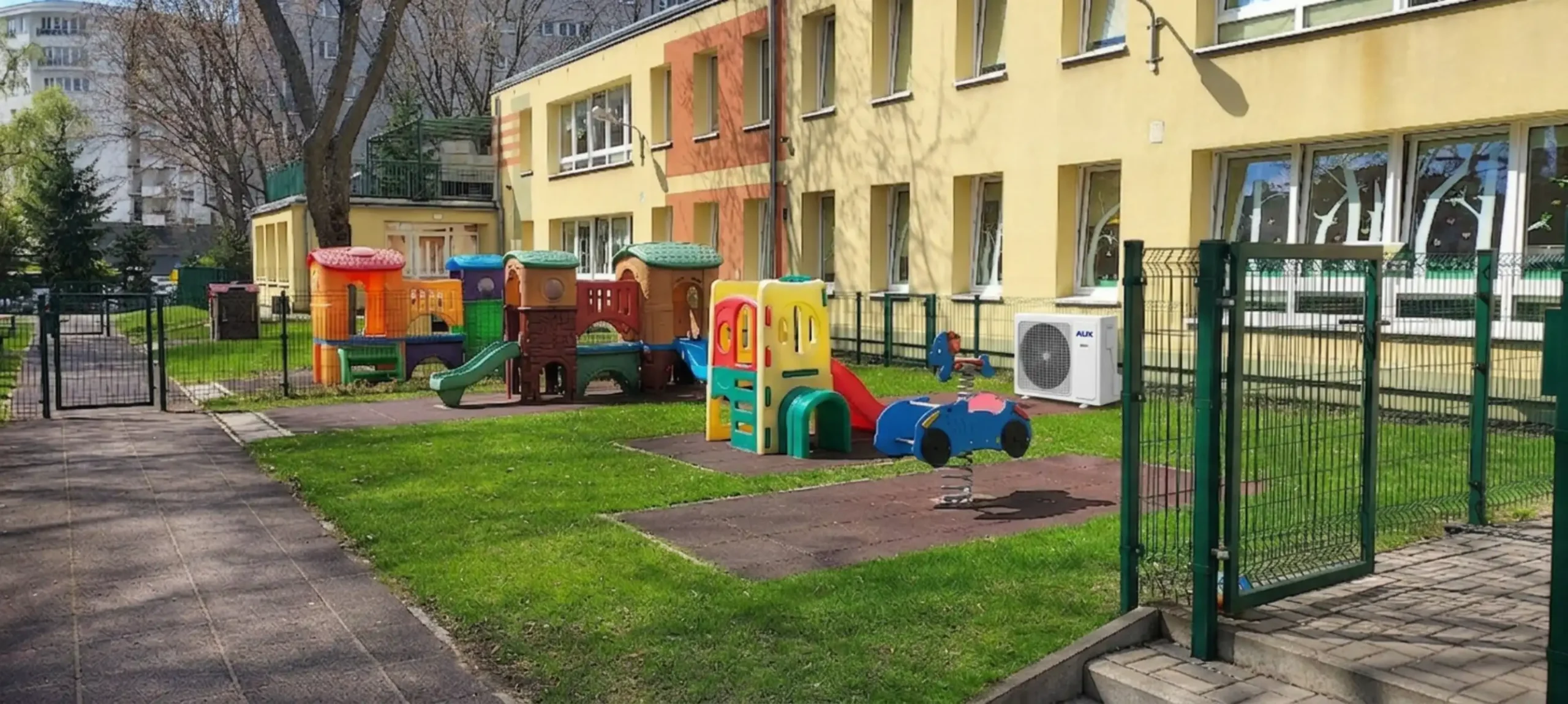 montaż klimatyzacji w żłobku na zdjęciu jednostka zewnętrzna umieszczona na budynku