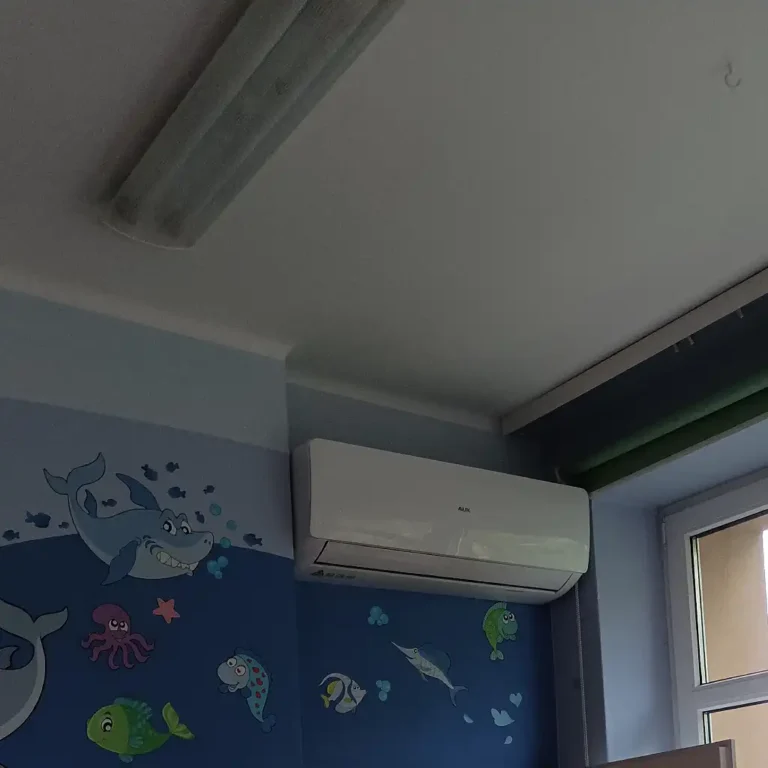 montaż klimatyzacji w żłobku - jednostka wewnętrzna w jednej z sal