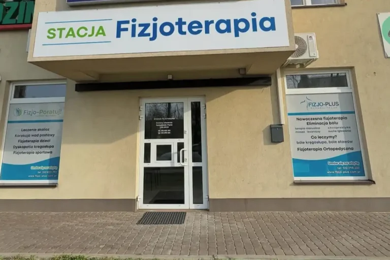 montaż klimatyzacji w gabinecie fizjoterapii, wygląd jednostki zewnętrznej na budynku