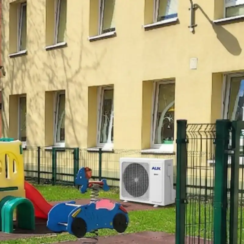 montaż klimatyzacji w żłobku - jednostka zewnętrzna na elewacji