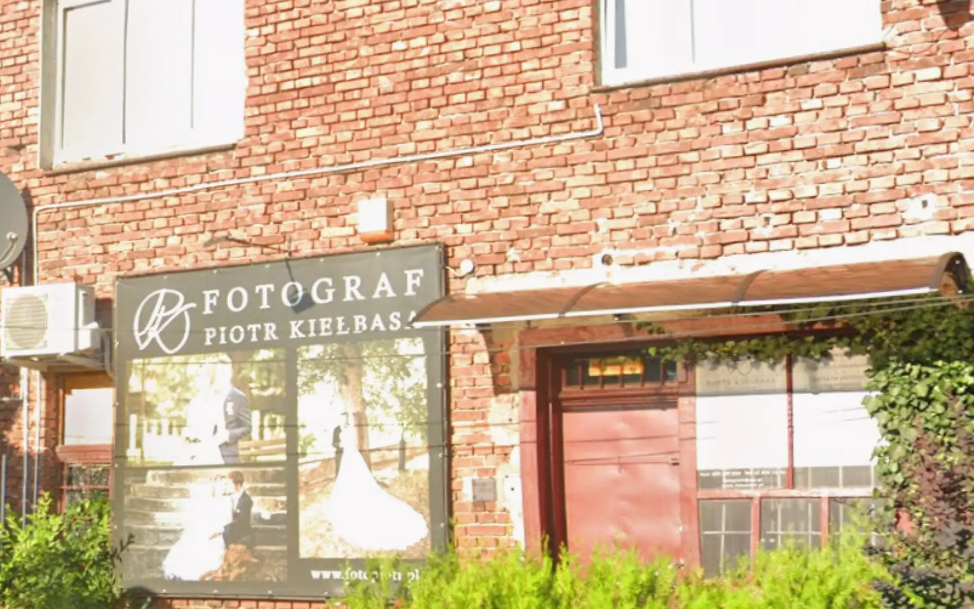 montaż klimatyzacji w studiu fotograficznym, budynek z zamontowanym agregatem zewnętrznym
