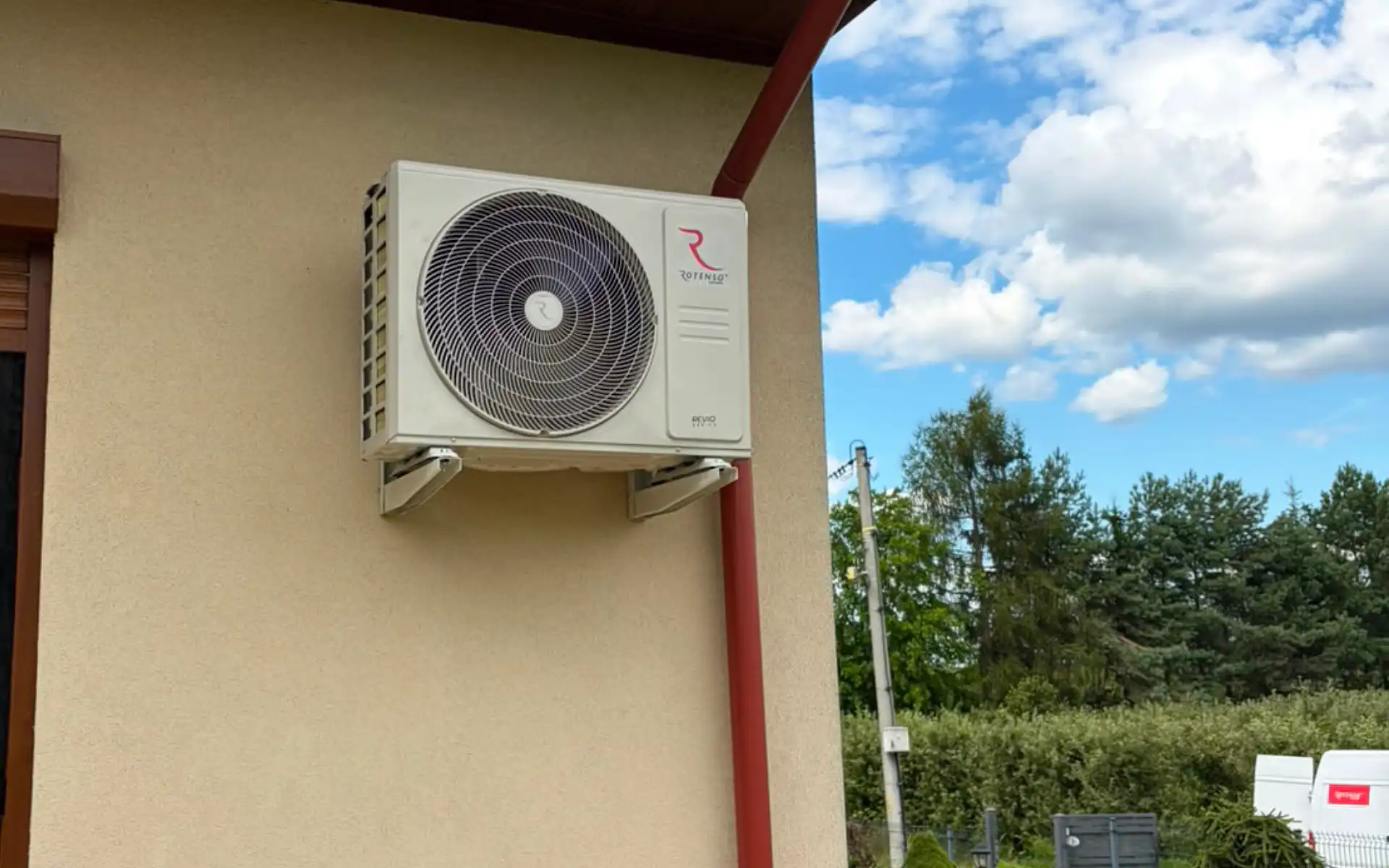 montaż klimatyzatora rotenso, tak prezentuje się agregat zewnętrzny na elewacji
