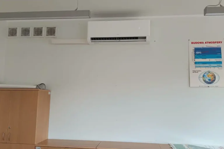 Montaż klimatyzacji w szkole średniej, jednostka wewnętrzna w drugiej klasie lekcyjnej