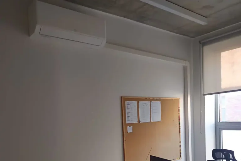 Montaż klimatyzacji w szkole średniej, klimatyzator w pomieszczeniu administracyjnym