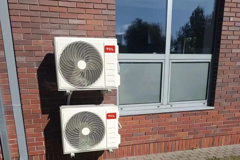 Montaż klimatyzacji w szkole średniej, agregaty zewnętrzne na budynku szkoły