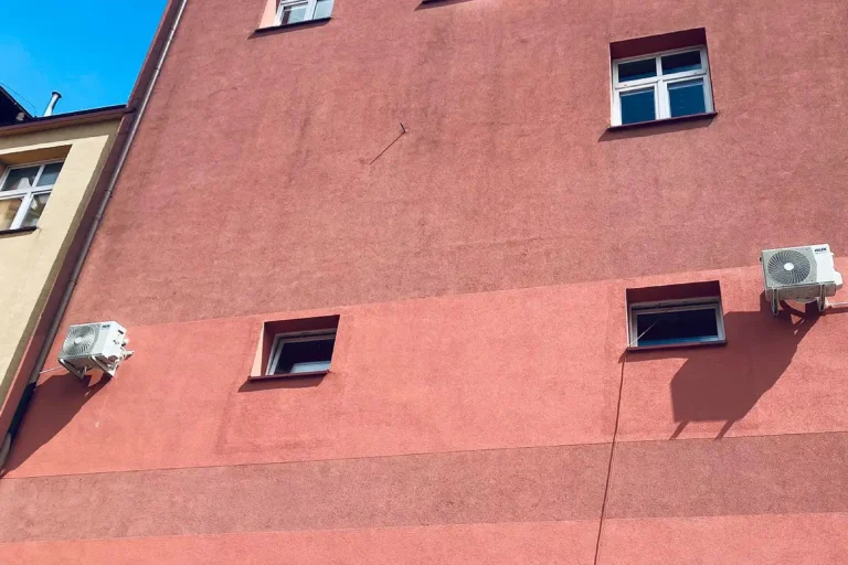 montaż klimatyzacji w placówkach medycznych, jednostka zewnętrzna na budynku szpitala