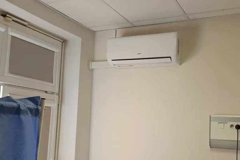 montaż klimatyzacji w placówkach medycznych - jednostka split w sali w szpitalu