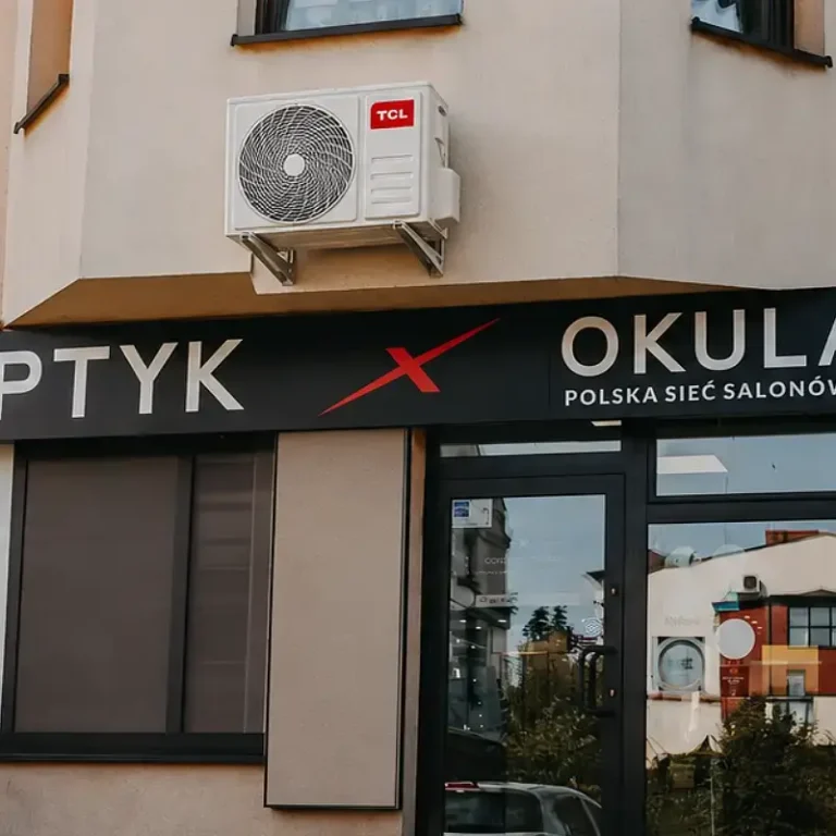 Montaż klimatyzacji w salonie optycznym, budynek z zamontowanym klimatyzatorem