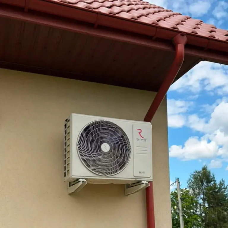 montaż klimatyzatora Rotenso na elewacji domu