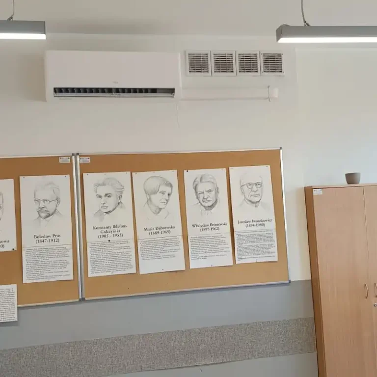Montaż klimatyzacji w szkole średniej, sala lekcyjna po montażu jednostki wewnętrznej