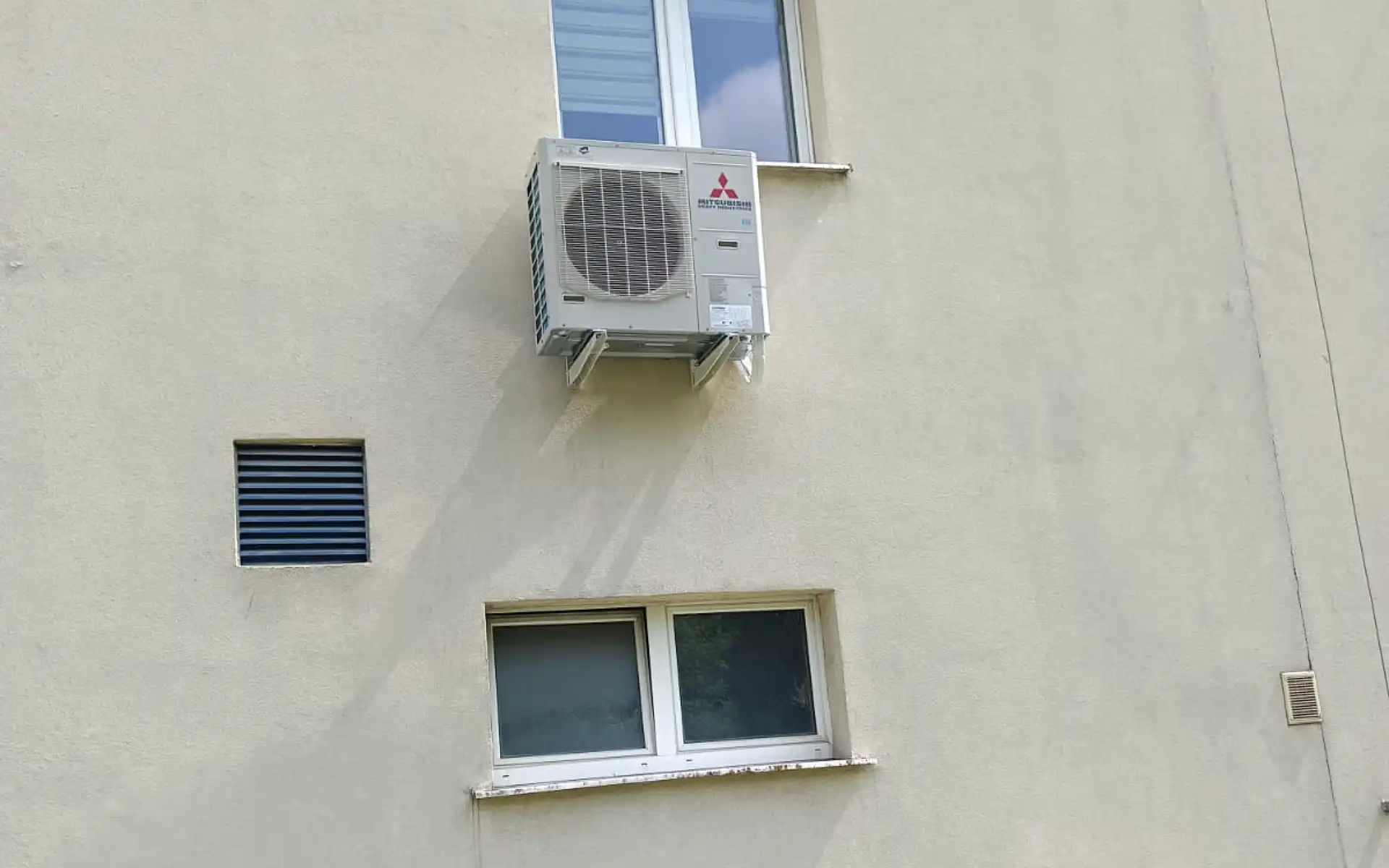 montaż klimatyzacji w zakładzie przemysłowym, jednostka zewnętrzna na elewacji budynku