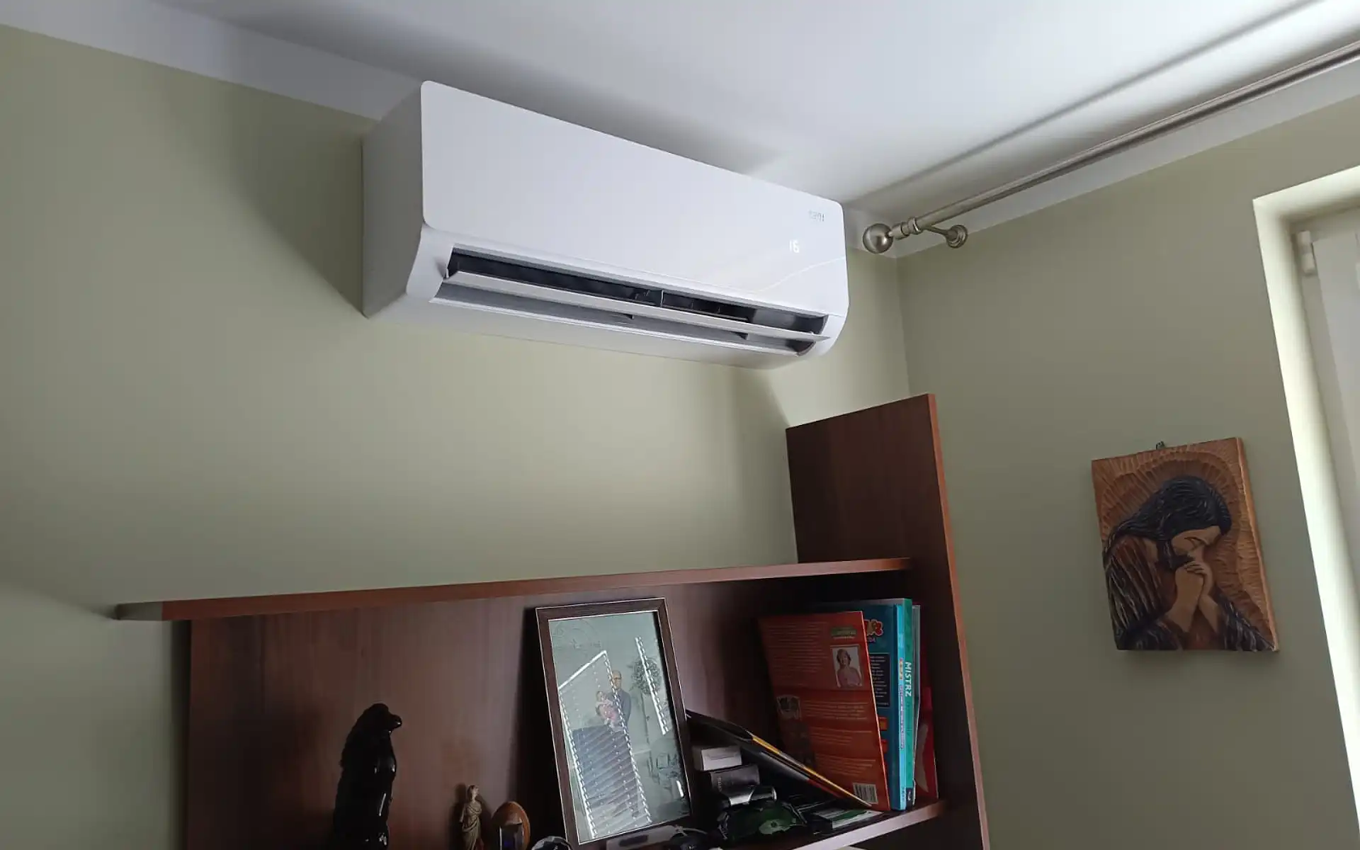 montaż klimatyzatorów Rotenso w mieszkaniach, jednostka wewnętrzna zamontowana w salonie