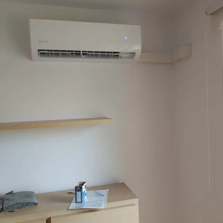 montaż klimatyzatorów Rotenso w mieszkaniach, klimatyzator roni zamontowany w salonie