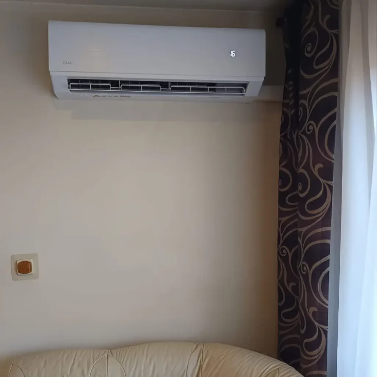 klimatyzator do ogrzewania zamontowany w salonie