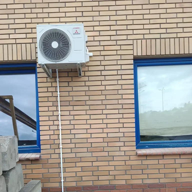 montaż klimatyzacji w zakładzie przemysłowym, jednostka zewnętrzna na elewacji innego budynku