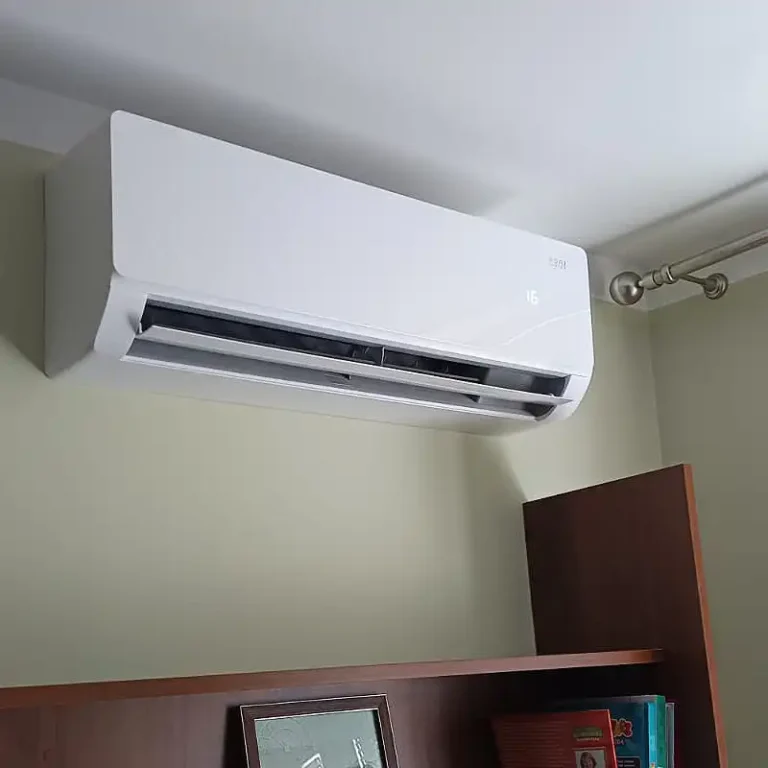 montaż klimatyzatorów Rotenso w mieszkaniach, klimatyzator zamontowany w salonie